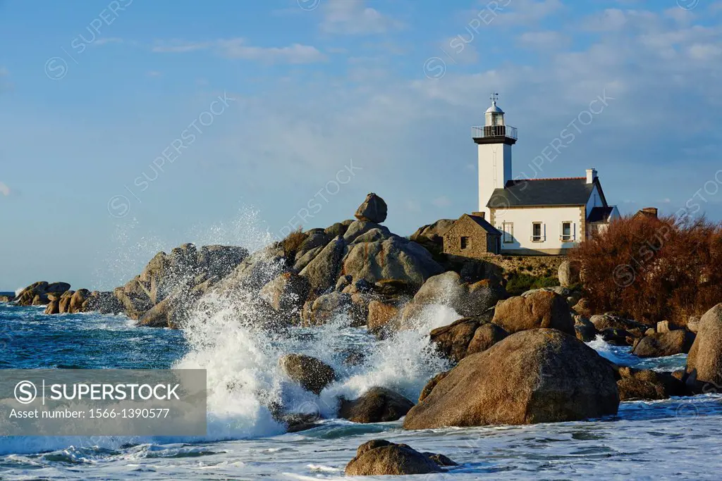 France, Briitany, Finistere, Brignogan-Plages, Pontusval lighthouse.