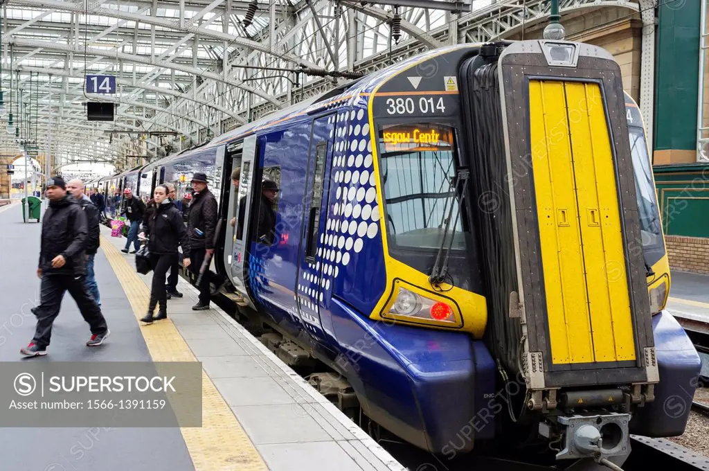 Passengers getting off an intercity train at Glasgow Central Railway station, Glasgow, Scotland, UK. Great Britain