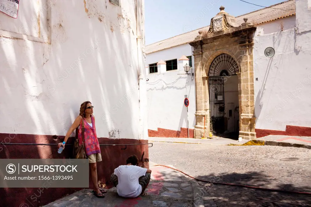 Tourists resting at Sanlúcar de Barrameda. Cádiz. Andalucia. Spain.