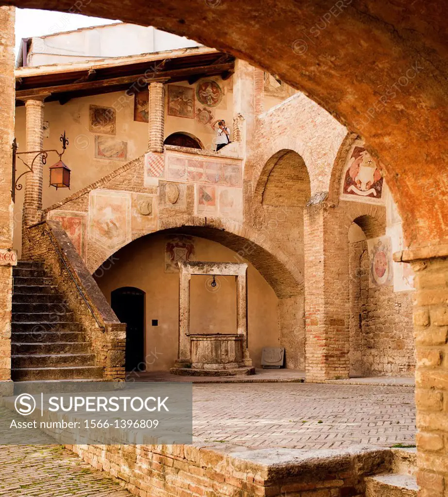 The courtyard of the Palazzo del Popolo, Palace in Piazza del Duomo, Cathedral Square, San Gimignano, UNESCO World Heritage, Siena province, Tuscany, ...