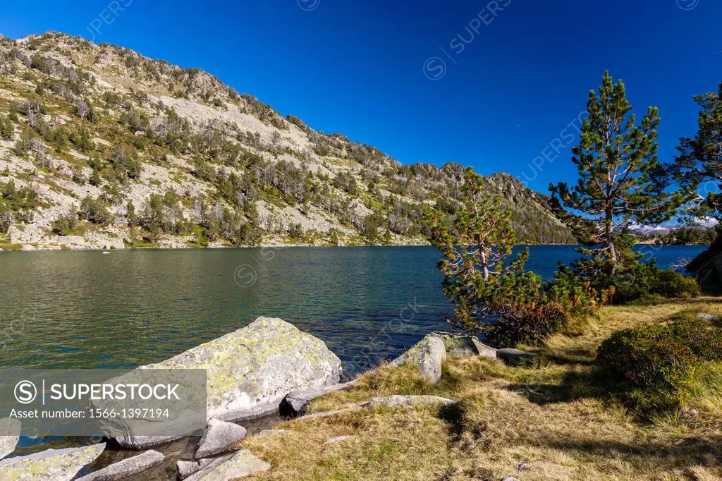 Lac D'Aumar, Reserva Natural de Néouvielle, French Pyrenees, France, Europe.