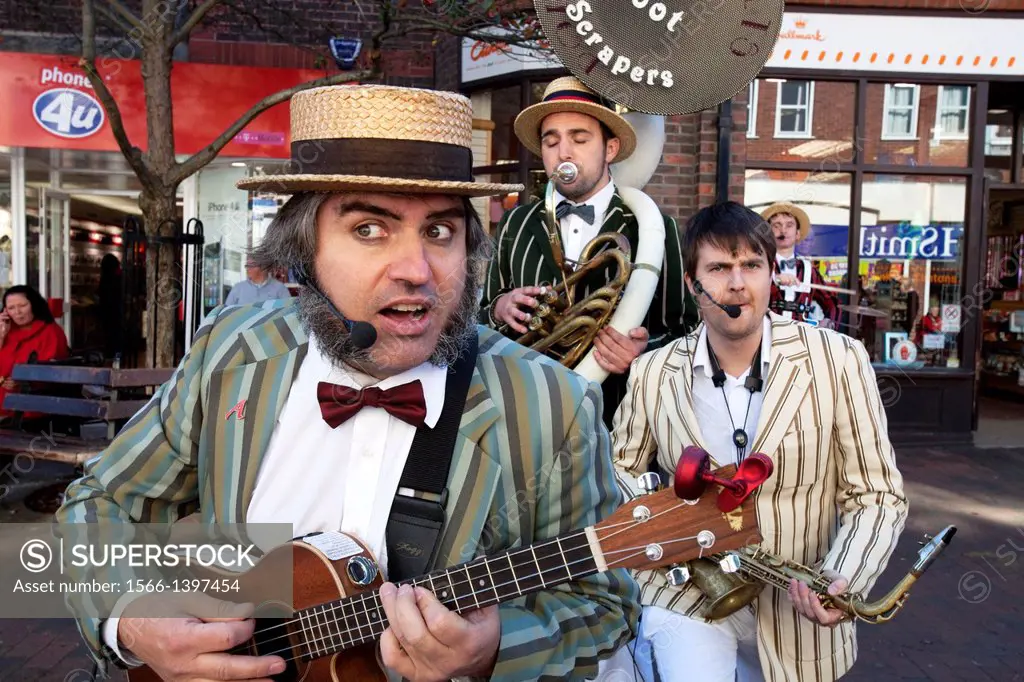 Street Entertainers Perform In Lewes High Street, Lewes, Sussex, England.