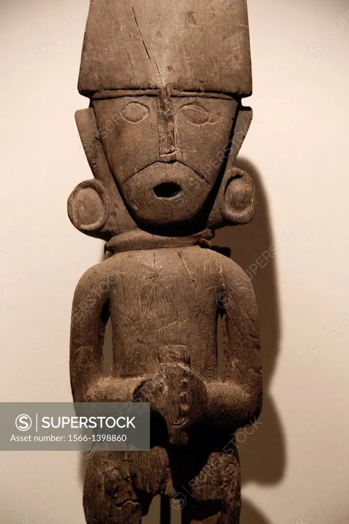 Wooden sculpture of a Chimu idol at Casa Cabrera / Museum of PreColumbian Art, Cuzco, Peru.