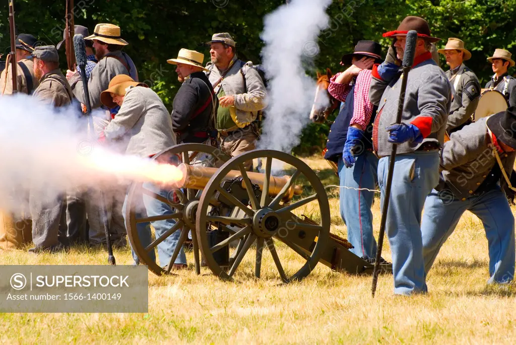 Battle re-enactment, Civil War Re-enactment, Willamette Mission State Park, Oregon.