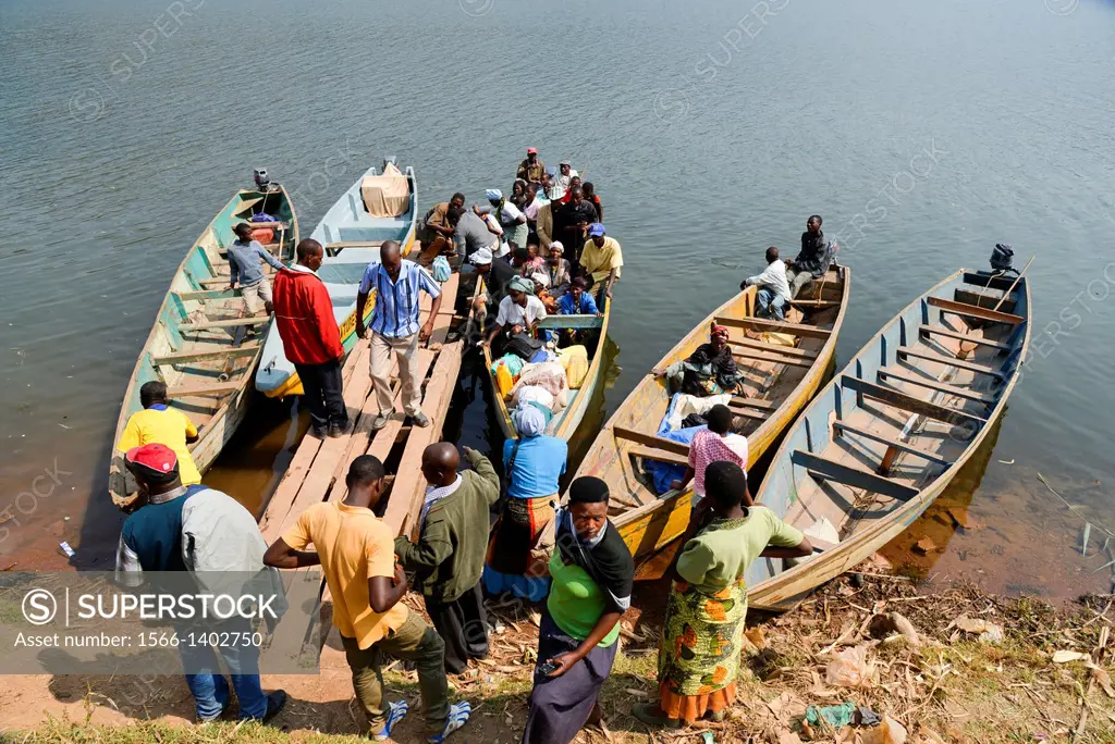 boat transport at the market at Bunyonyi craterlake in Uganda