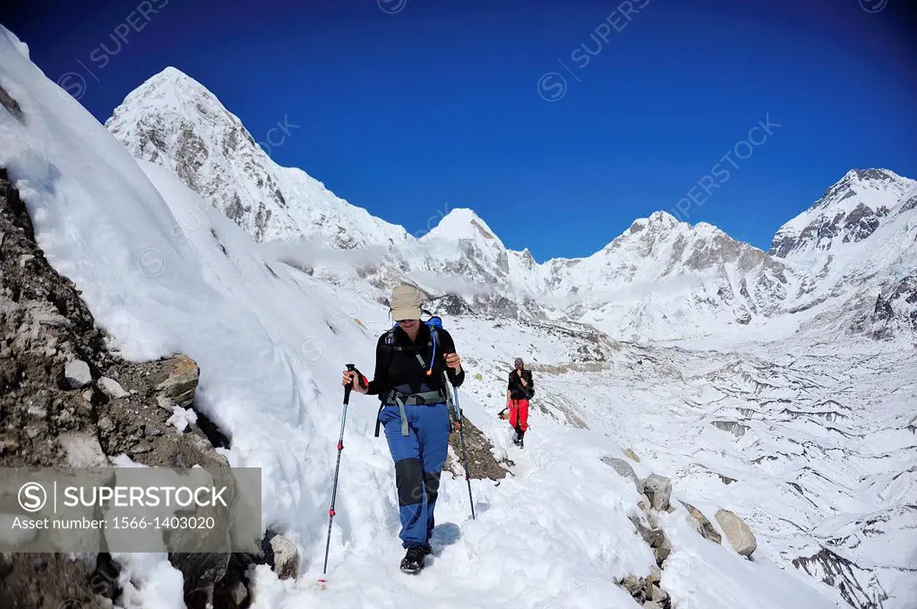 Hikers on Khumbu Glacier, Sagarmatha National Park, the Himalaya range, Khumbu area, Solukhumbu District, Sagarmatha Zone, Nepal