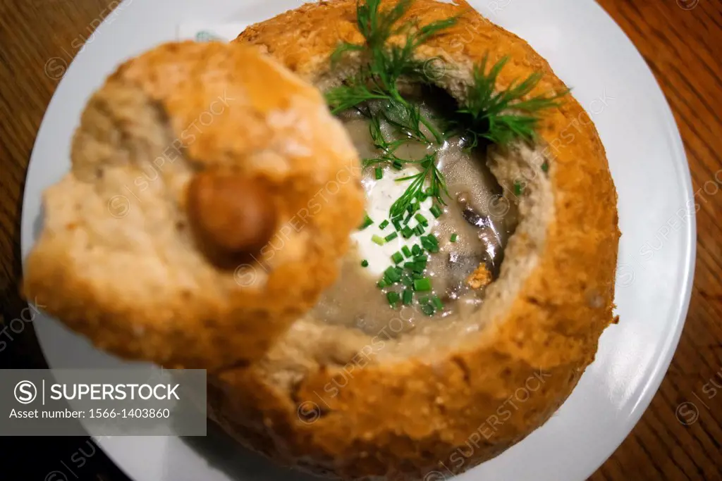 Mushroom soup served inside a bread roll. At mealtime, it is typical to start with a soup, to combat the cold I usually do. The truth is I´m not a big...