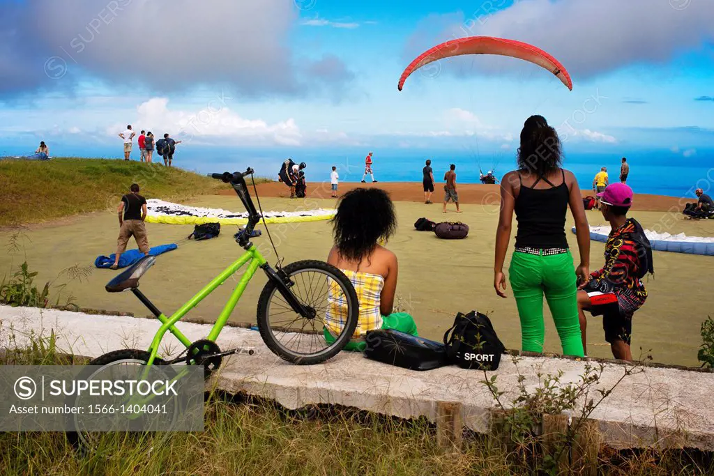 Paragliding in St. Leu. Réunion Island, in the INDIAN OCEAN, is an excellent place for free flight, the flight conditions are technical, but very play...