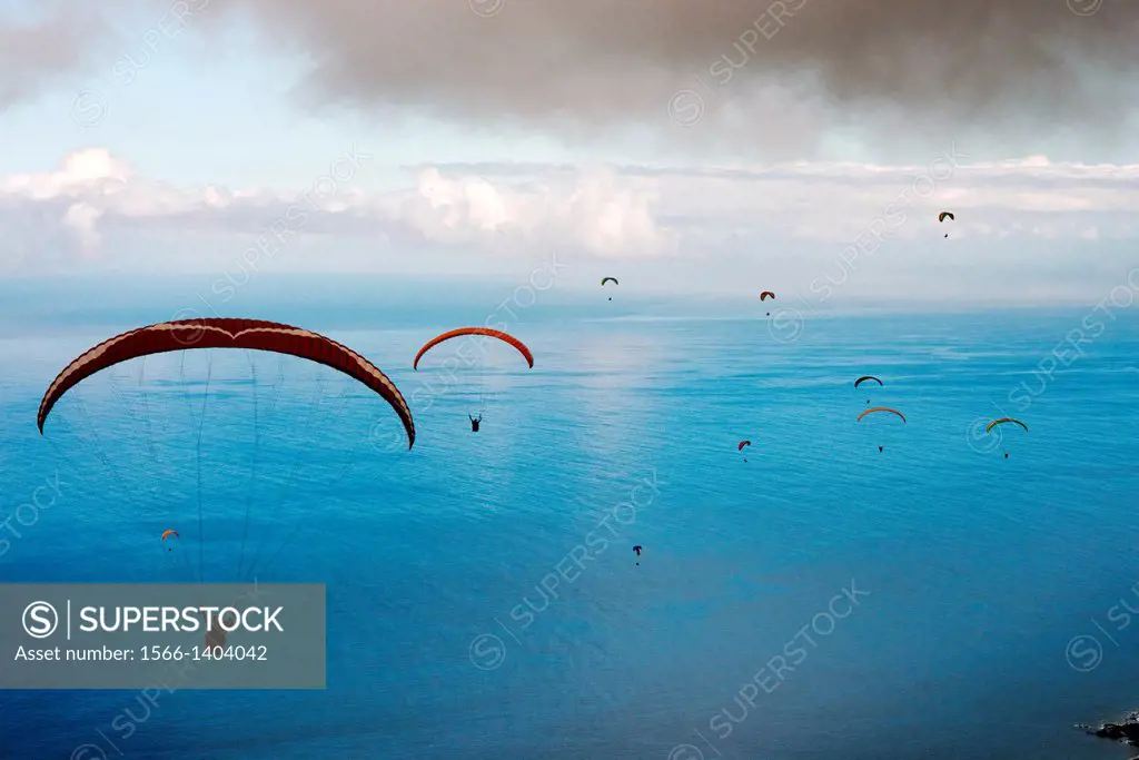 Area Colimaçons paragliding flight (St Leu). As a matter of fact, there is a small group of paragliding enthusiasts who are doing everything possible ...
