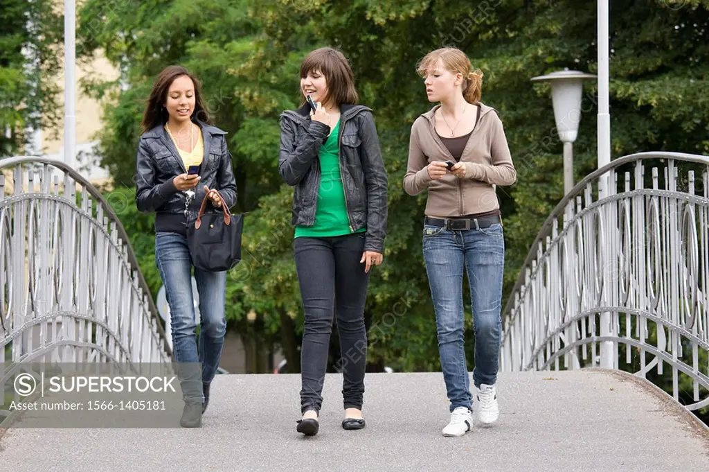 Europe, Germany, Rhineland, area of Bonn, district of Ahrweiler, Bad Neuenahr, girls in the park