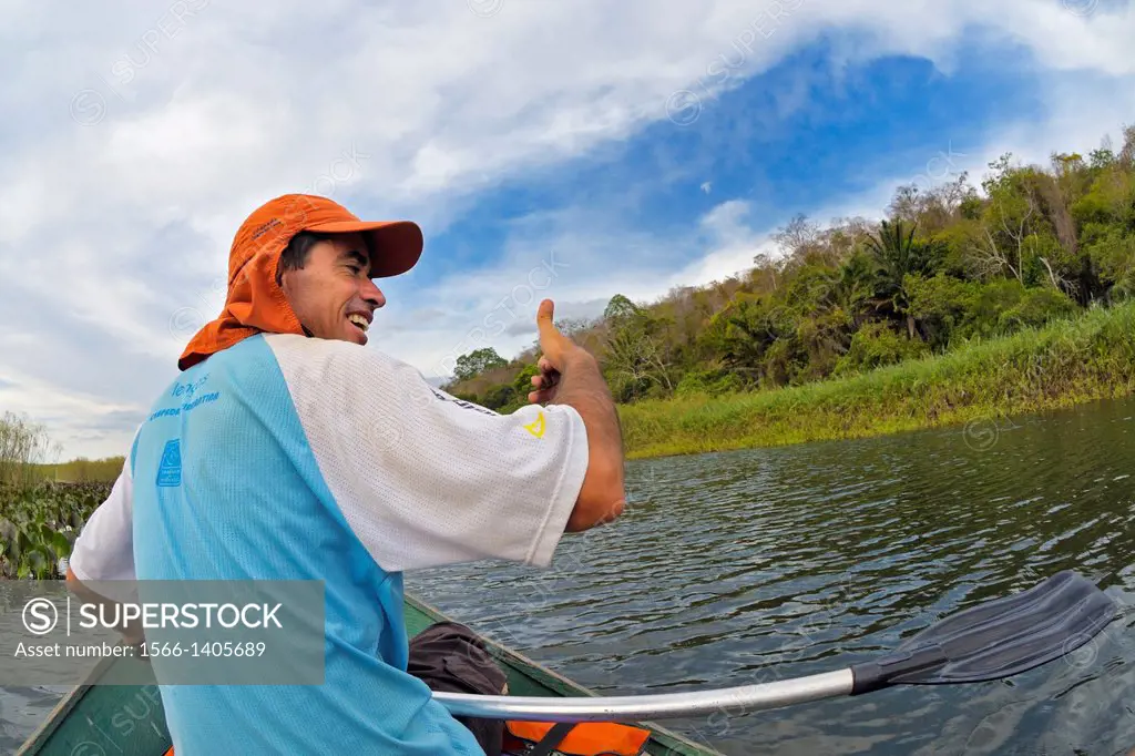 Parque Nacional de Chapada Diamantina, Lencois, Bahia, Brazil: Tour guide leading a boat trip through the marschy landscape of Mini-Pantanal do Marimb...