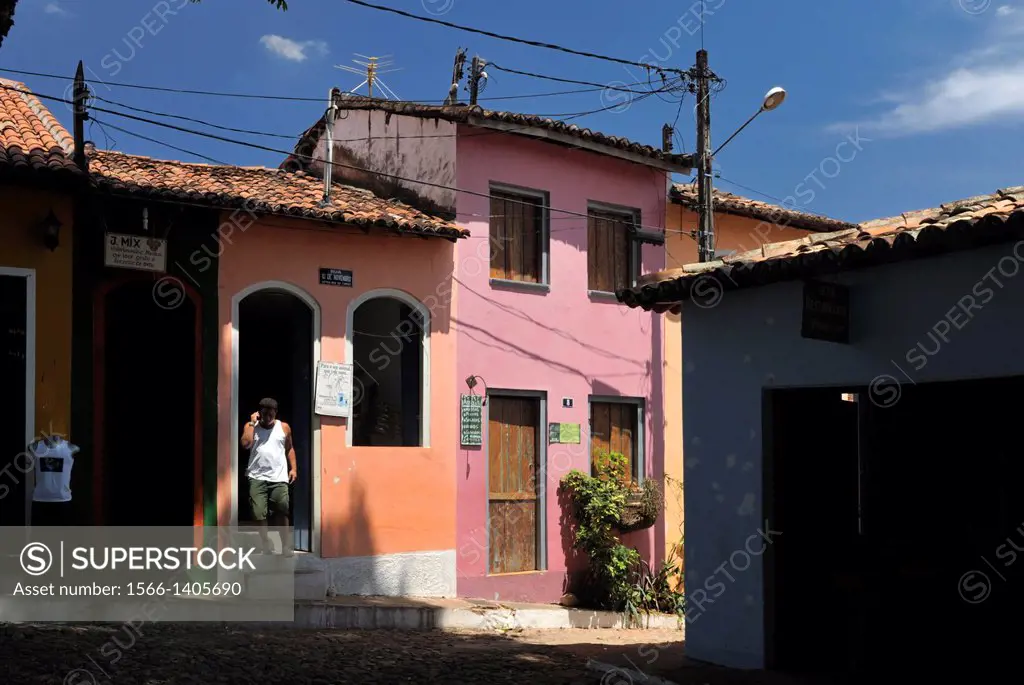 Brazil, Bahia, Lencois (Parque Nacional de Chapada Diamantina): Typical colonial architecure, corner shop and cobbled street in Lencois´ charming cent...