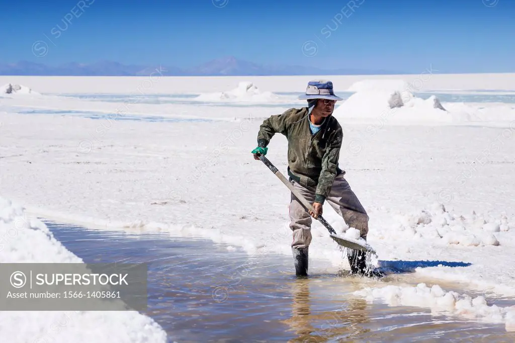 Bolivian salt miners, men extracting salt from Uyuni salt flats, Salar de Uyuni, Bolivia, South America.
