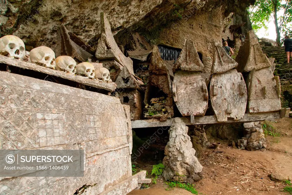 coffins and skulls at Ke´te Kesu burying place at Tanah Toraja, Sulawesi, Indonesia
