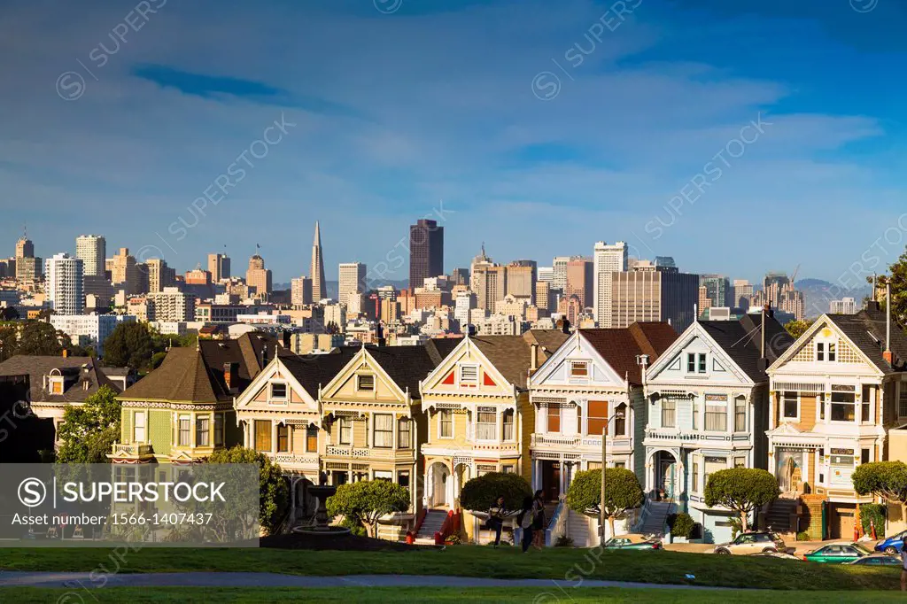 Skyline of San Francisco with the famous houses ´Painted Ladies´ in the foreground, California, USA
