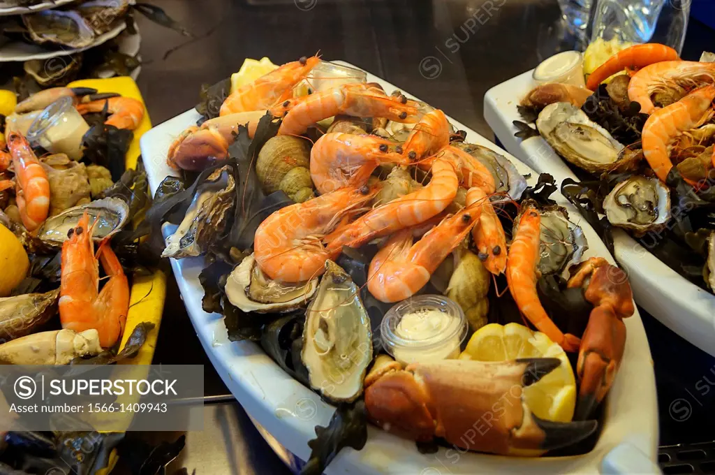 Seafood at the ´Chez Jean Mi´ oyster bar in the Capucins market, Bordeaux, Gironde, Aquitaine, France