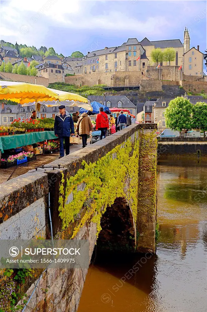 Thursday market on the 12th century bridge over the Vèzère river at Terrasson, Dordogne, Aquitaine, France