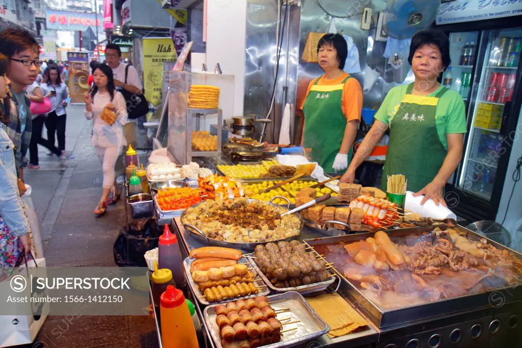 China, Hong Kong, Kowloon, Mong Kok, Nathan Road, street food, vendor, Asian, woman, customer, cook, coworkers, Cantonese Chinese characters hànzì pin...