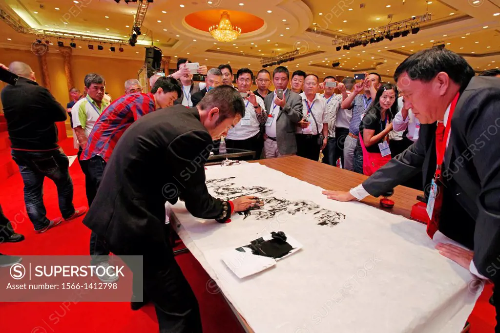 An talented artist paints with his hand for The World Chai´s Clan 17th Anniversary at Genting Highland Convention, Malaysia.