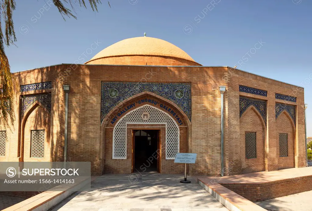 Chorsu Art Gallery, former fifteenth century market building, near Registan Square, Samarkand, Uzbekistan.