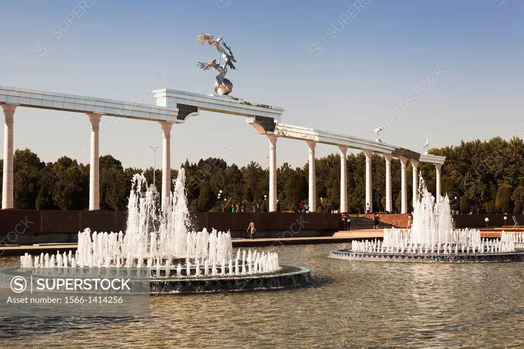 Water fountains and Ezgulik Independence Arch, Independence Square, Mustakillik Maydoni, Tashkent, Uzbekistan.