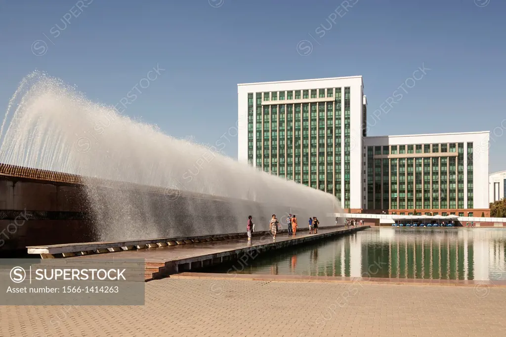 Water fountain and Finance Ministry, Moliya Vazirligi, Independence Square, Mustakillik Maydoni, Tashkent, Uzbekistan.