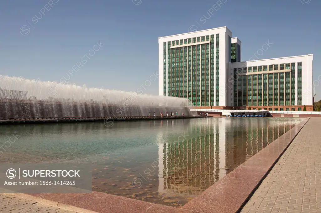 Water fountain and Finance Ministry, Moliya Vazirligi, Independence Square, Mustakillik Maydoni, Tashkent, Uzbekistan.