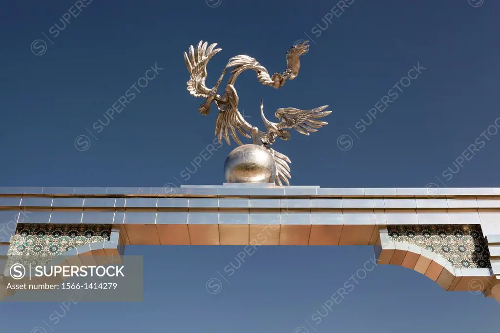 Sculpture of storks and cranes on Ezgulik Independence Arch, Independence Square, Mustakillik Maydoni, Tashkent, Uzbekistan.