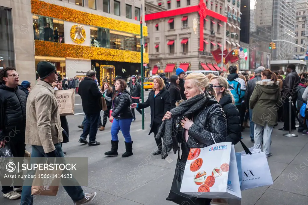 Shoppers on Fifth Avenue in New York looking for bargains on Black Friday, the day after Thanksgiving. Many retailers, including Macy´s, opened their ...