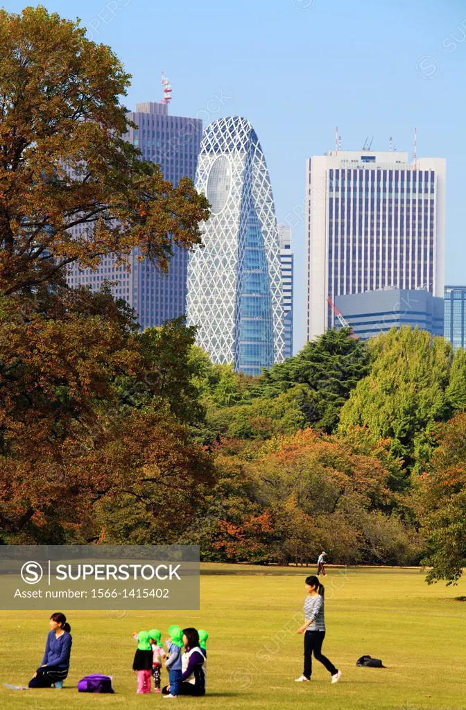 Japan, Tokyo, Shinjuku Gyoen National Garden, Shinjuku skyline, people,.