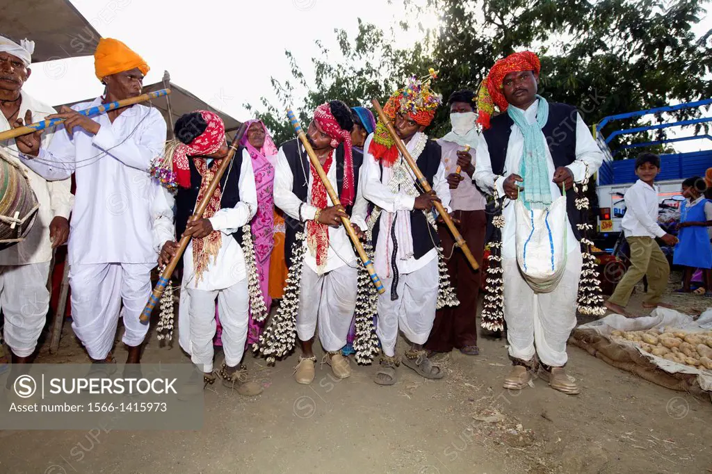 Korku musicians playing typical bamboo flutes and drums. Khalwa, Madhya Pradesh, India.