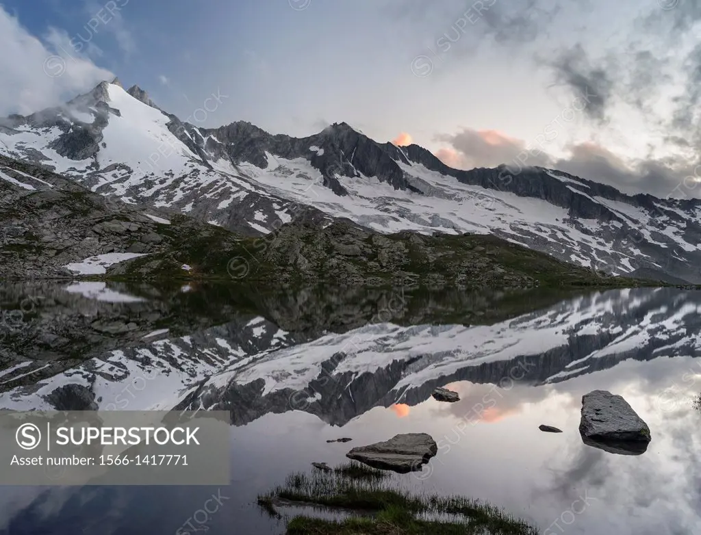 Reichenspitz moutain range in the Zillertal Alps in NP Hohe Tauern. Upper Lake Gerlos. europe, central europe, Austria, Tyrol, August.