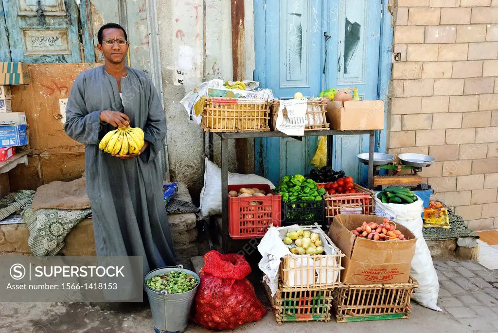 Fruit and vegetables street vendor - Aswan, Upper Egypt.