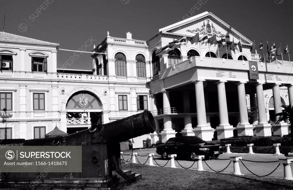 Cannons in front of the Thai Ministry of Defence in Bangkok