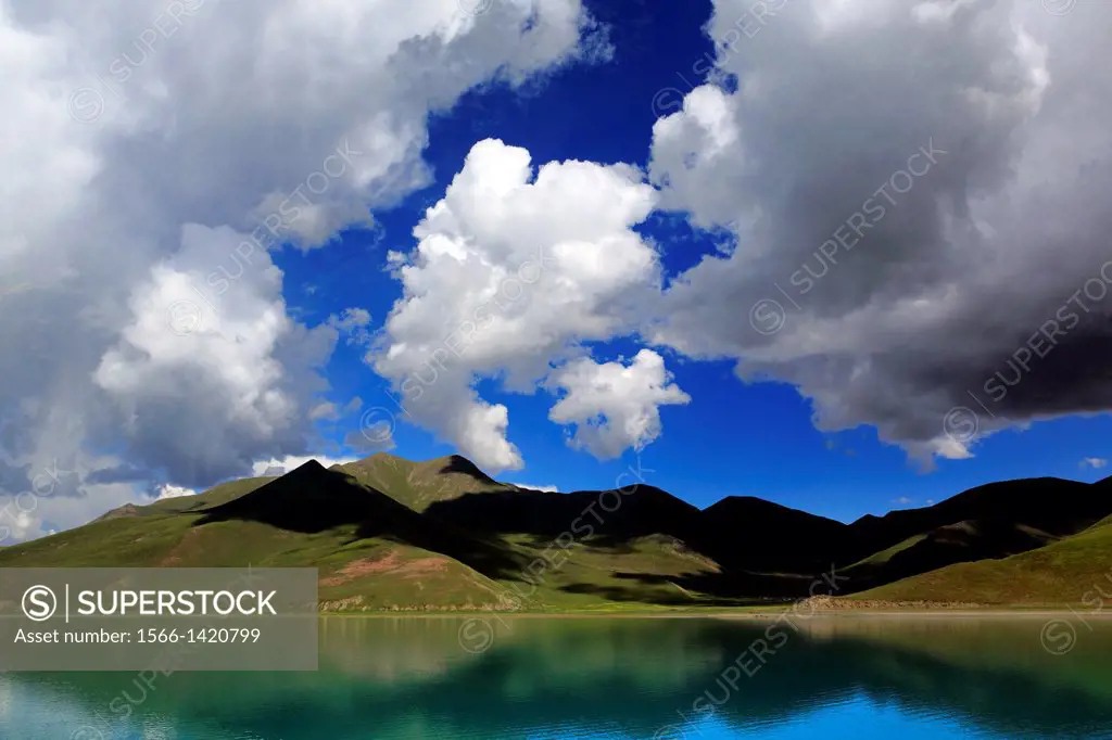 Yamdrok lake (Yamdrok Yumtso, Yamzho Yumco), Shannan Prefecture, Tibet, China.