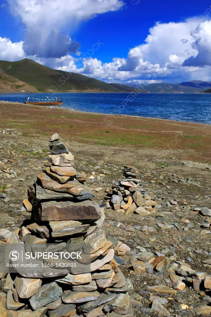 Yamdrok lake (Yamdrok Yumtso, Yamzho Yumco), Shannan Prefecture, Tibet, China.