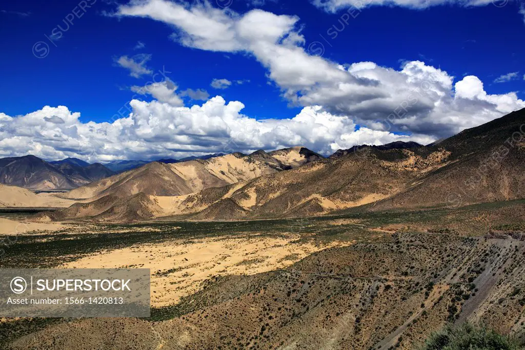 Yarlung Tsangpo (Brahmaputra) River valley, Lhoka (Shannan) Prefecture, Tibet, China.