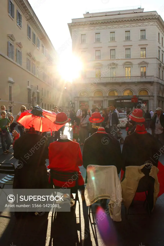 street entertainers on via del corso road in rome italy
