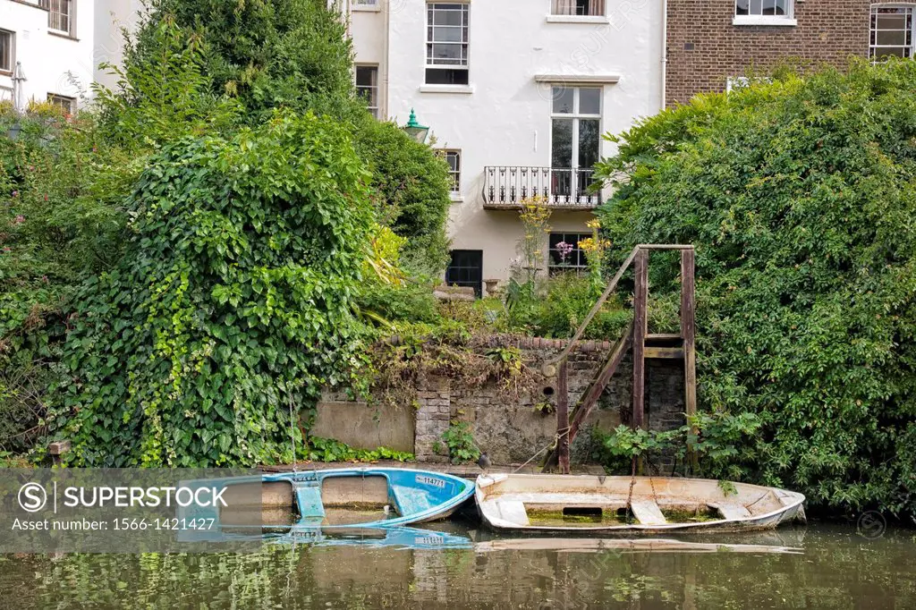 Homes and Tow path along Regent Canal Between Camden Town and Regents Park - London UK