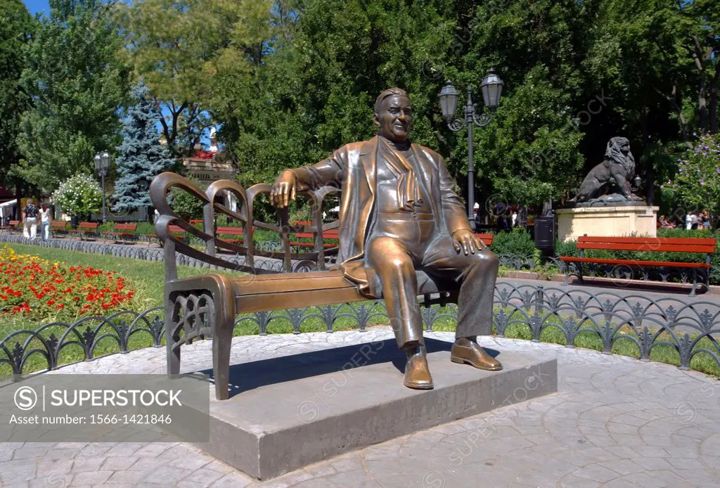 Bronze monument, Leonid Utyosov (Soviet jazz singer and comic actor), Odessa, Ukraine, Eastern Europe.