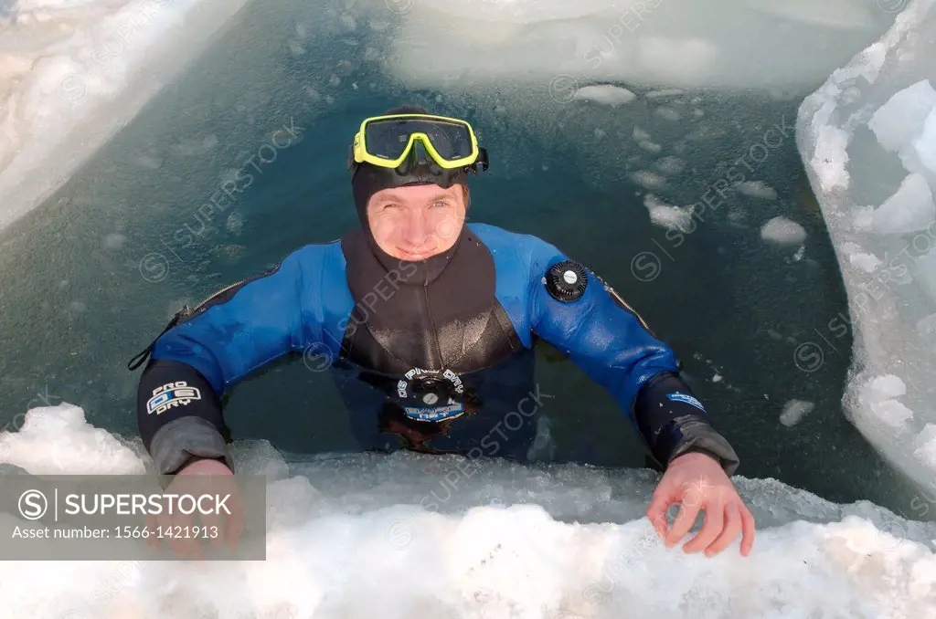 Diver, preparing for subglacial diving, ice diving, in the frozen Black Sea, a rare phenomenon, last time it occured in 1977, Odessa, Ukraine, Eastern...