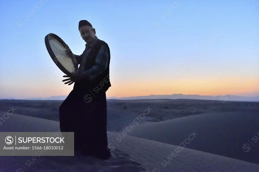Iran, Isfahan province, Kashan region, Maranjab desert, Musician playing Daf.