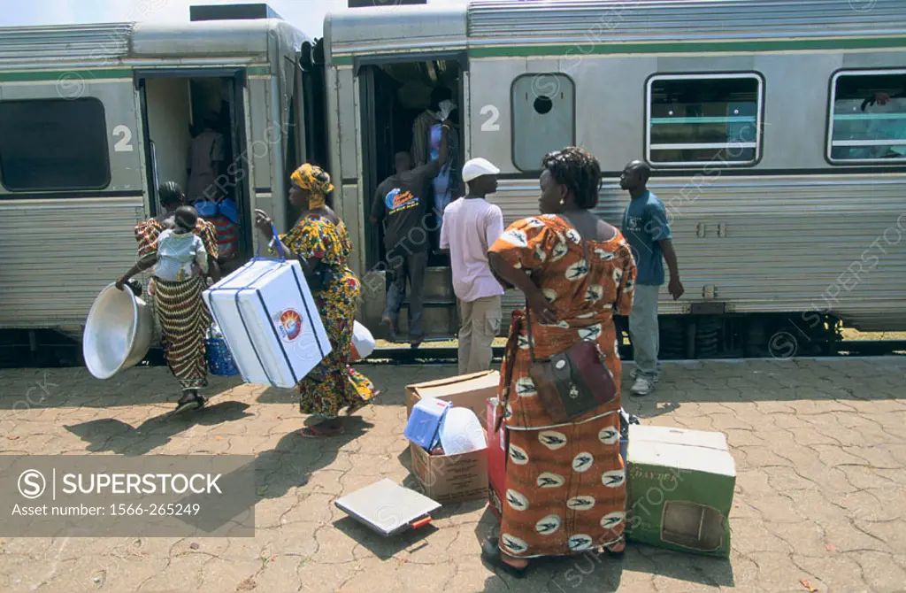 Train Abidjan-Bobo Dioulasso (Burkina Faso). Time to make a market to sell the products of all the regions by which thee train passes by. Ivory Coast.