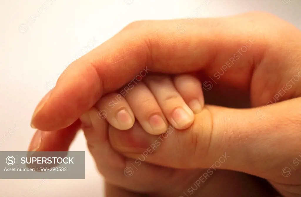 Mother holding baby´s hand
