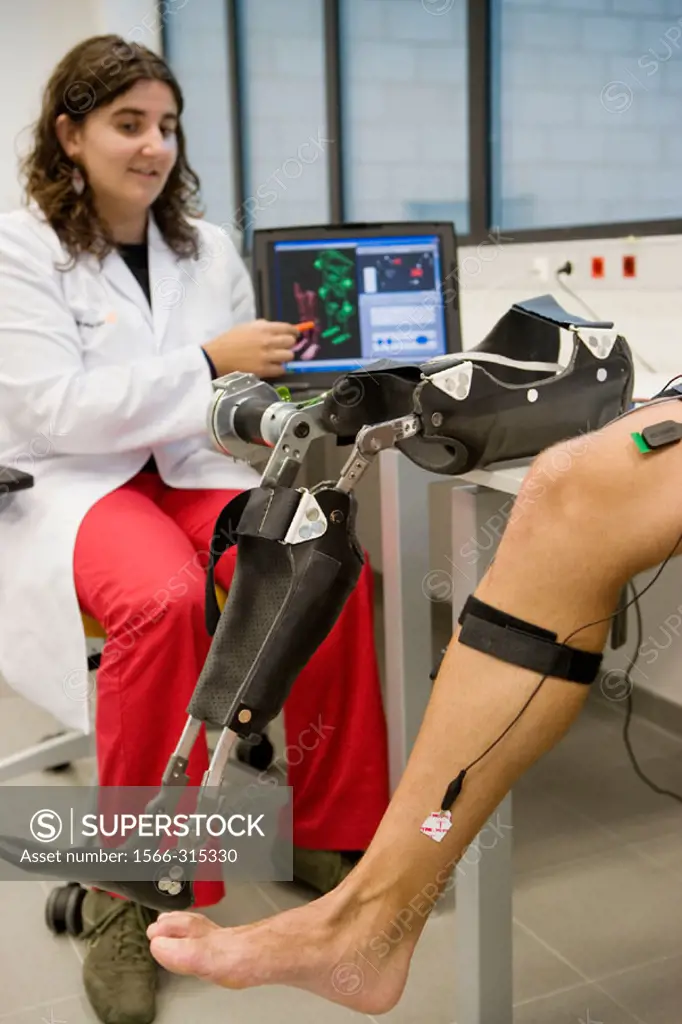 Biomechanics: researchers developing exoskeleton intended for people suffering from muscular weakness in the lower limbs. Fatronik Foundation, Researc...