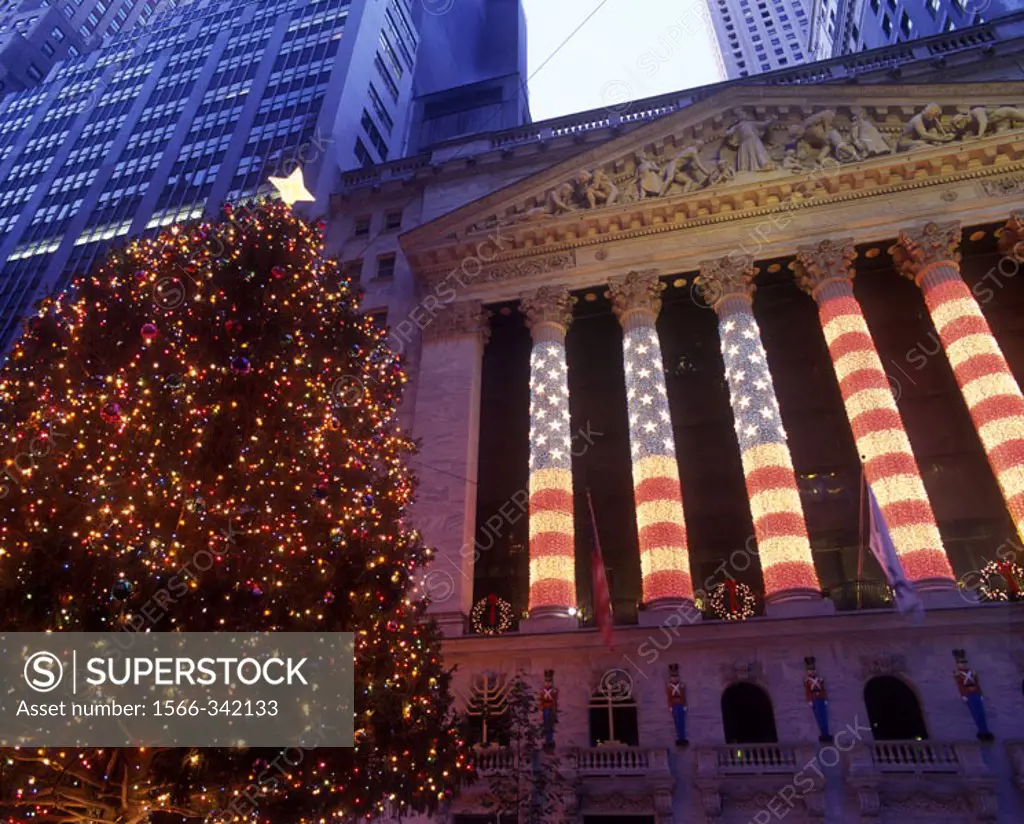 Christmas Tree, Wall Street Stock Exchange, Manhattan, New York, Usa.