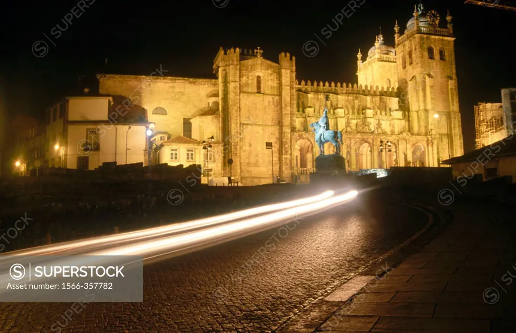 Sé Cathedral and Vimara Pérez statue, Porto. Portugal