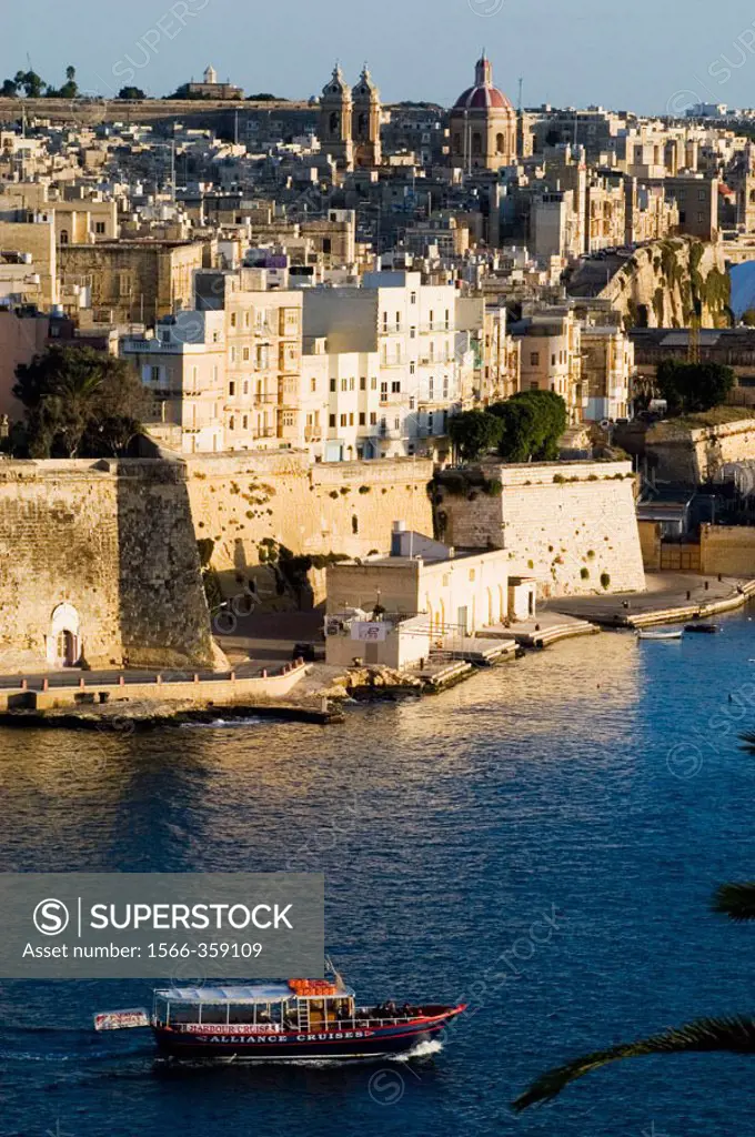 La imagen esta tomada desde la avenida Girolamu Cassar que lleva a la Valletta y se puede ver una vista parcial del Gran Puerto, con la ciudad de Seng...