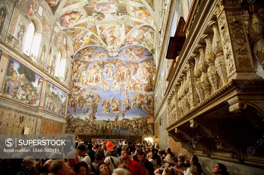 Crowds admire Michelangelo´s frescoes on the ceiling and walls of the Sistine Chapel. 2006. Vatican. Rome. Lazio. Italy.