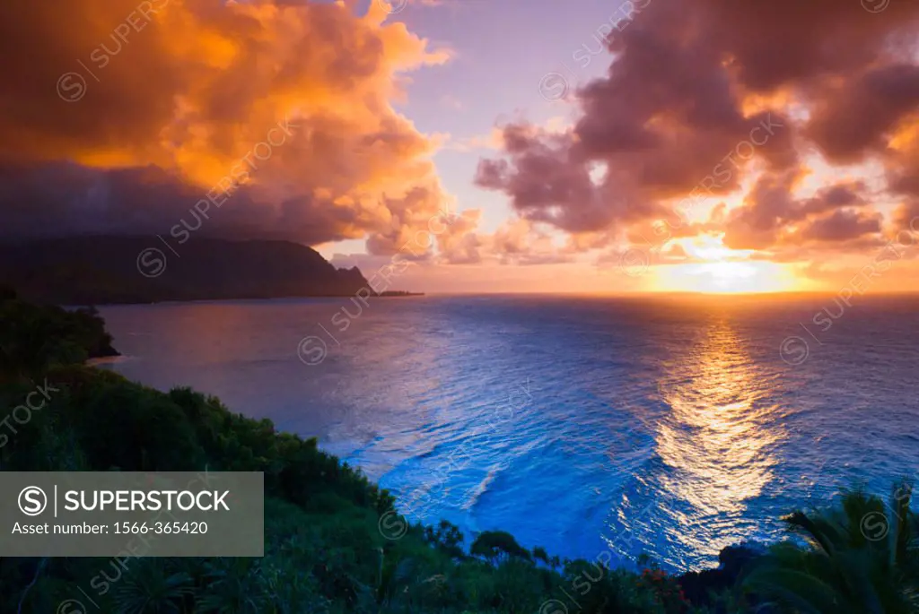 Sunset over Hanalei Bay and the Na Pali Coast, Island of Kauai, Hawaii